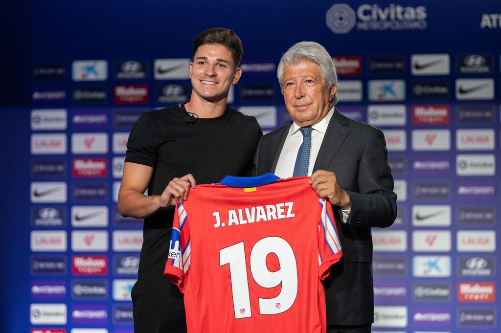 El delantero argentino, con Enrique Cerezo el día que fue presentado el 16 de agosto de 2024