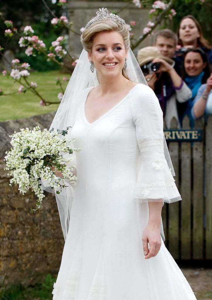 La hija de la reina Camilla el día de su boda, con una imponente diadema de diamantes
