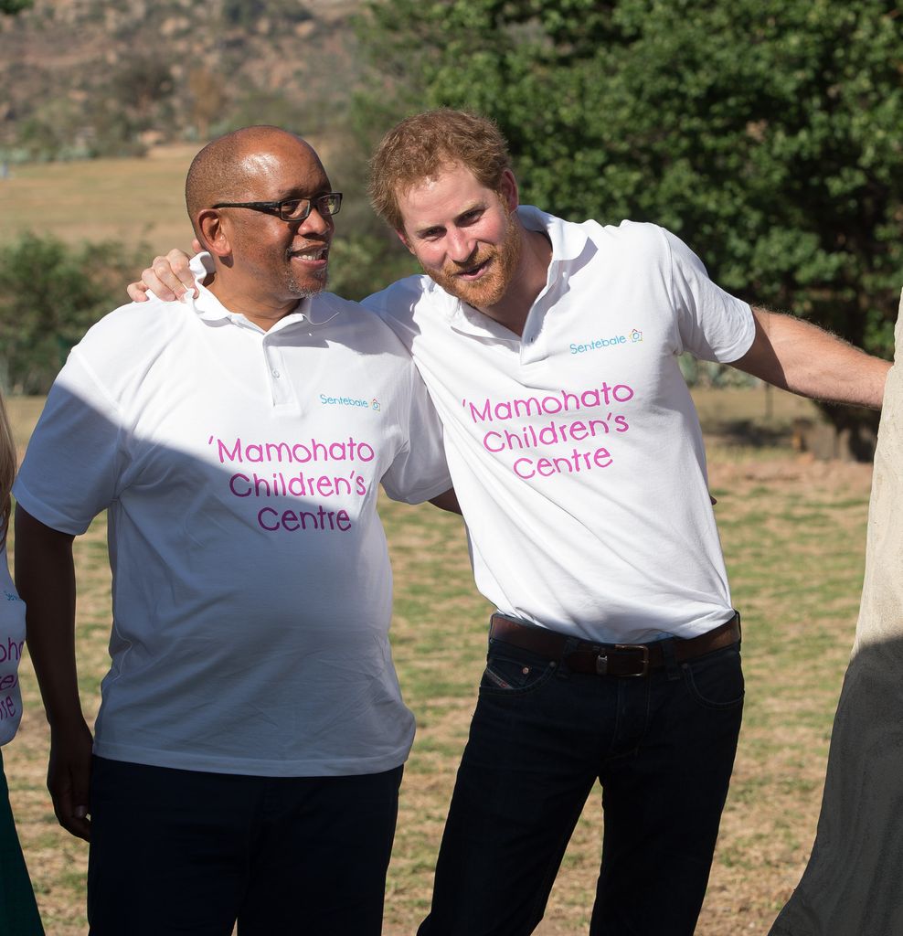 El príncipe Seeiso y Harry en el centro infantil Mamohato en Maseru, Lesotho, en 2015
