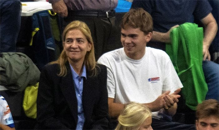 La infanta Cristina y su hijo Miguel en las gradas