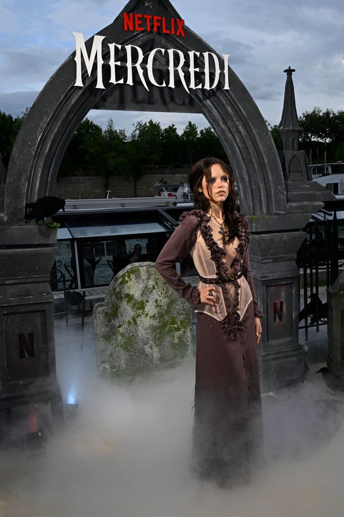 Jenna Ortega presume una silueta de Vivienne Westwood.