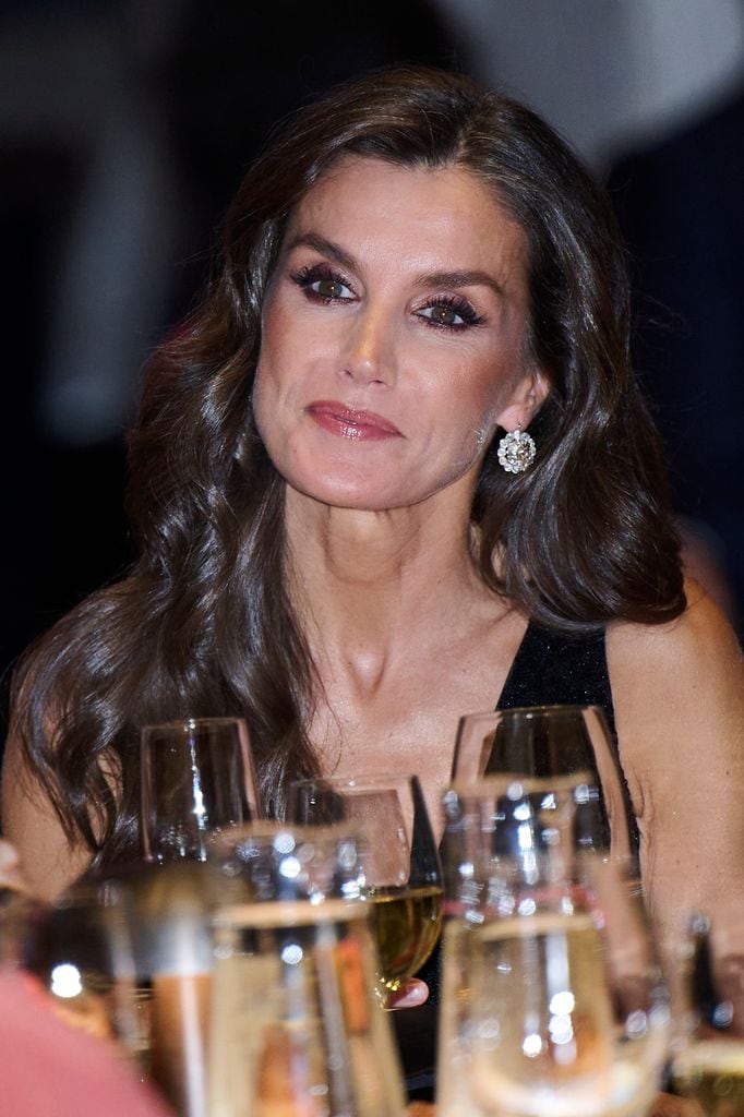 La reina Letizia con pendientes de chatones
