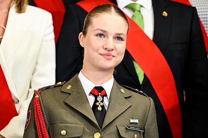 La princesa Leonor luce la Insignia del Toisón de Oro en su corbata