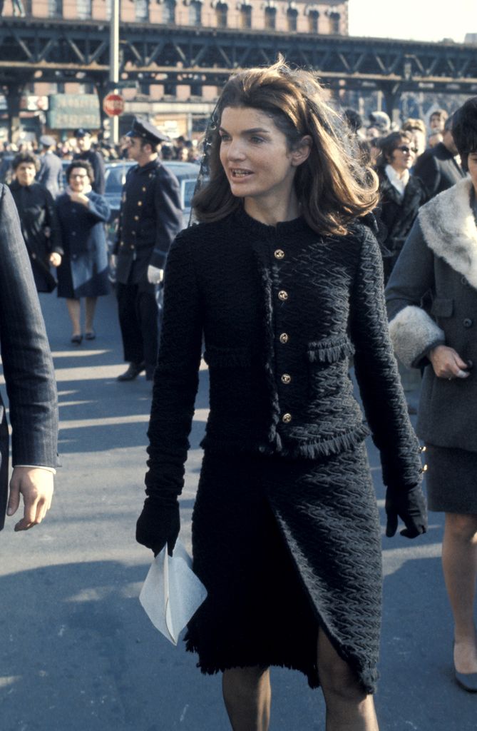 Jackie Onassis con traje negro de chaqueta y falda