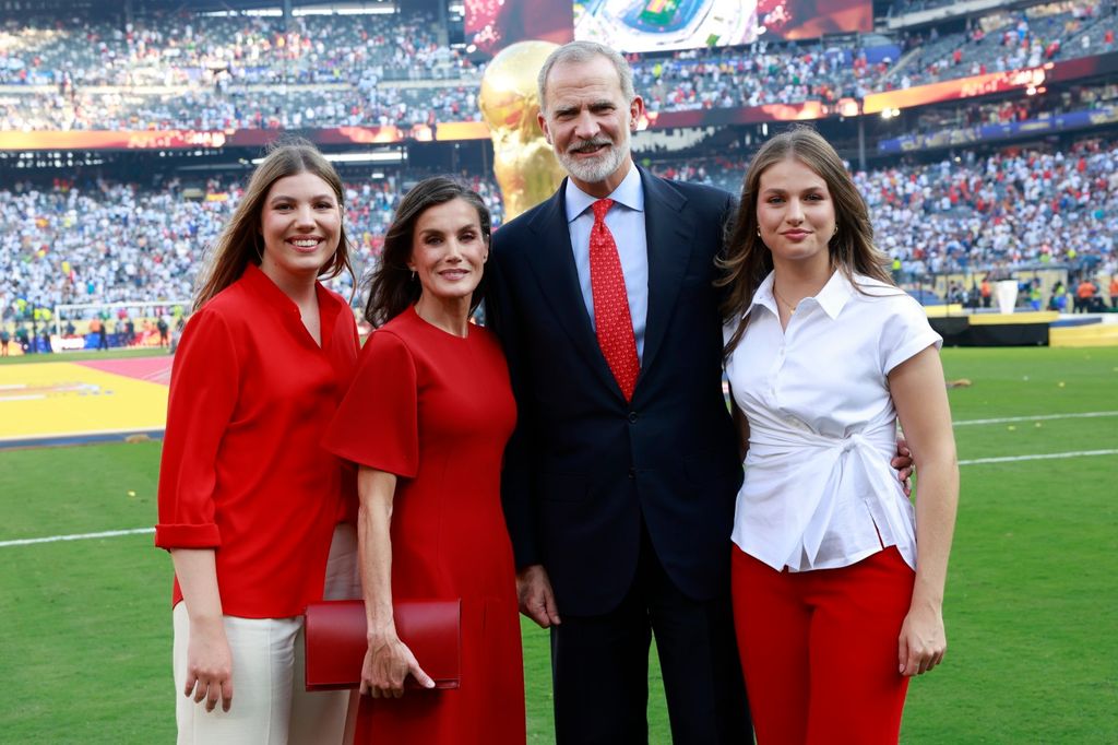 Los Reyes, la princesa Leonor y la infanta Sofía, durante la Copa del Mundo