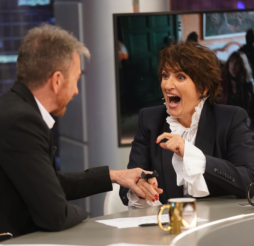 Plano medio de Silvia Abril en El Hormiguero con Pablo Motos