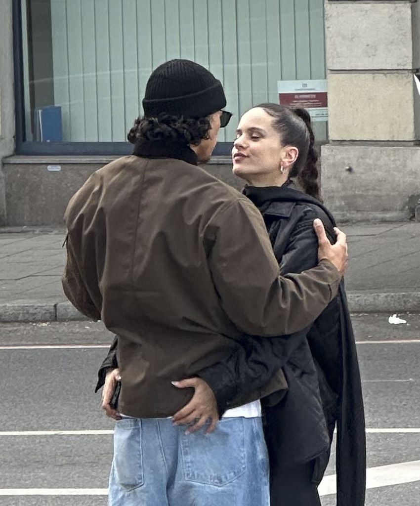 Rosalía y Emilio Sakraya fueron captados en un momento romántico en calles de Múnich.
