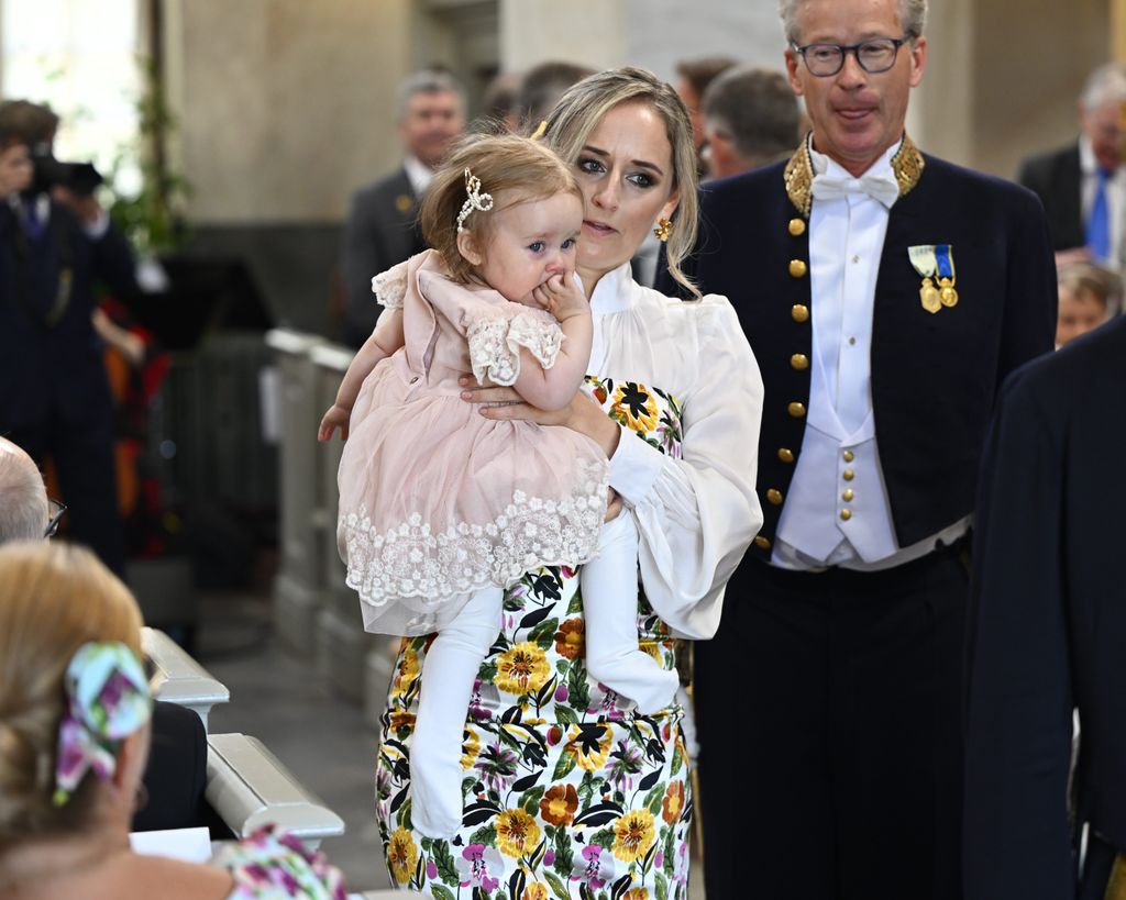 Lina Hellqvist con su hija Lily en la capilla del Palacio 