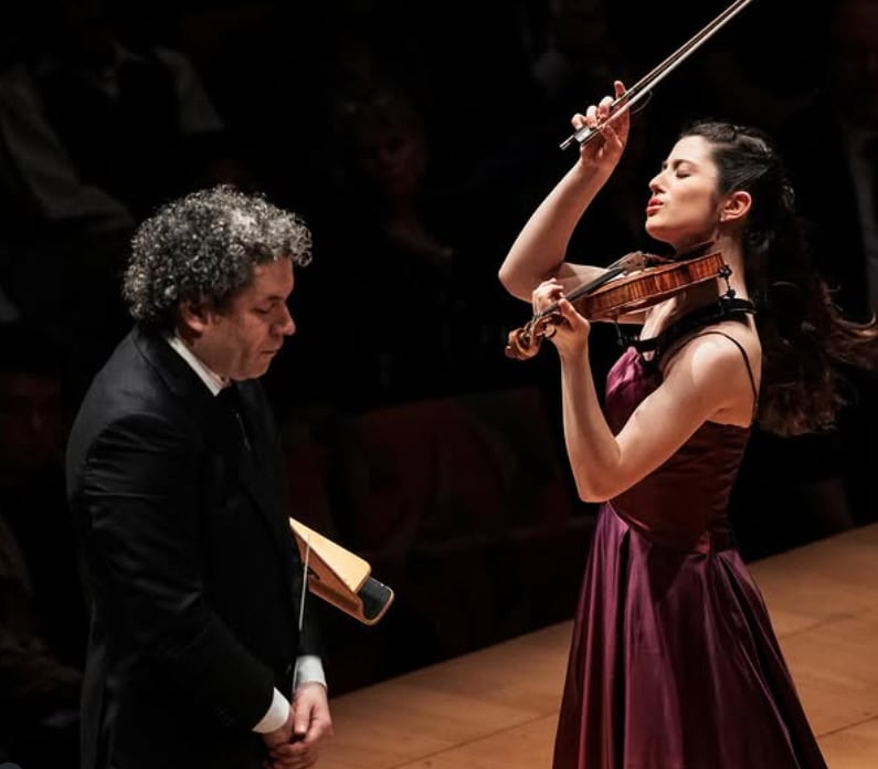 Maria Dueñas, nominada a los Latin Grammy 2025, con Gustavo Dudamel