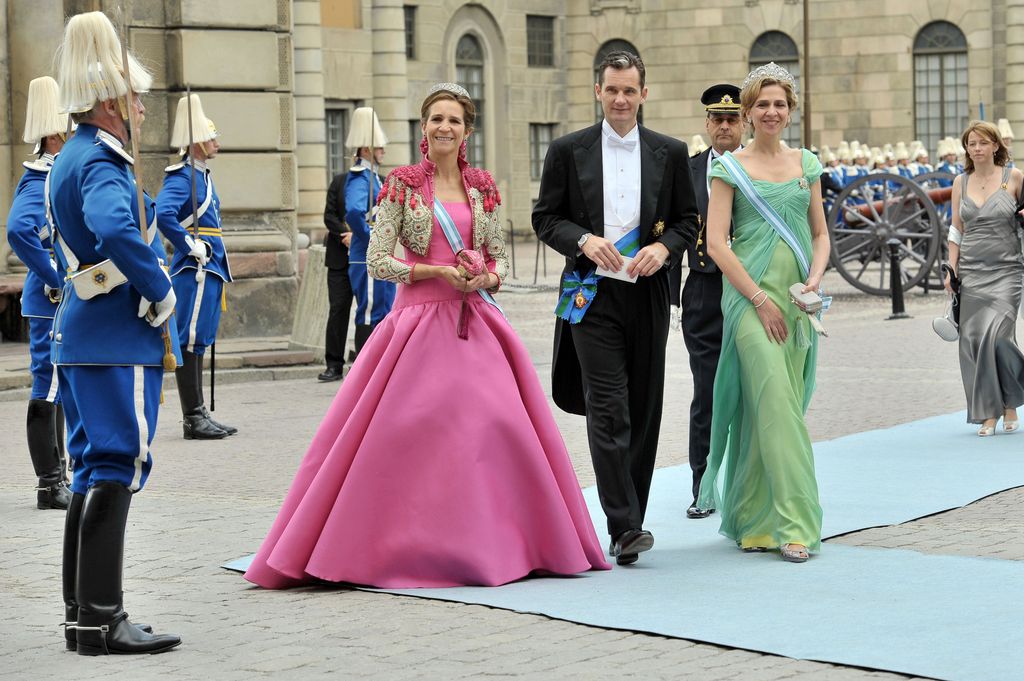 Las infantas Elena y Cristina, con Iñaki Urdangarin, en la boda de los príncipes herederos suecos