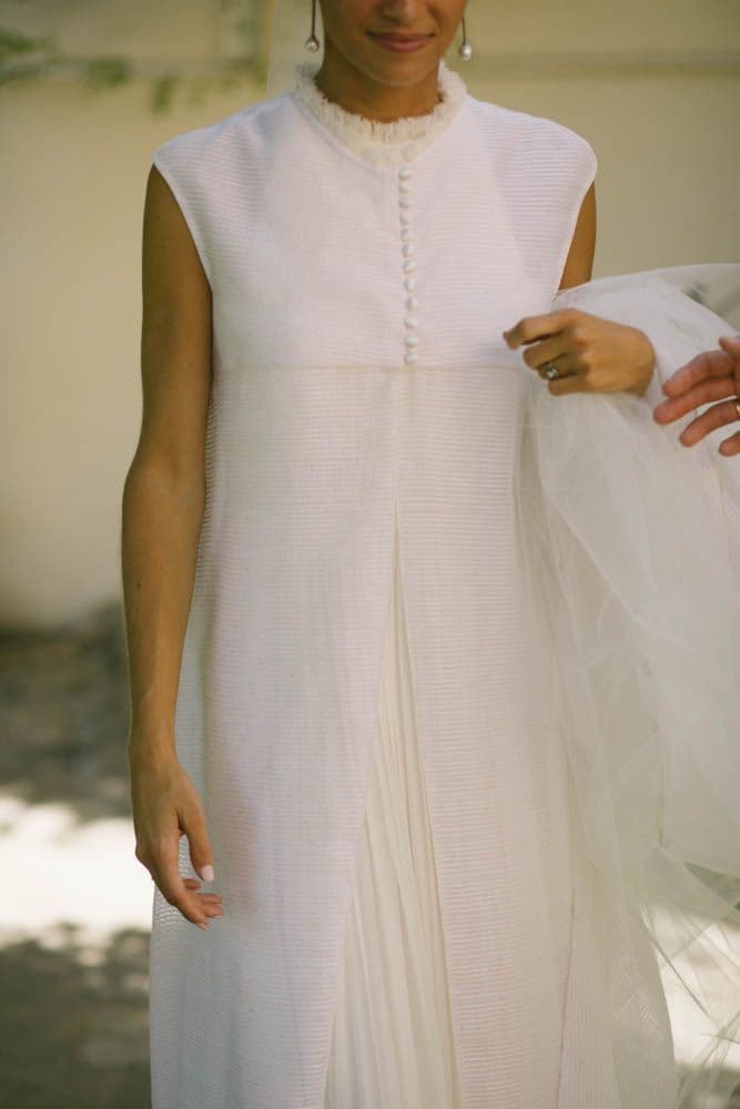 María con vestido plisado y chaleco de Gorka Cintero