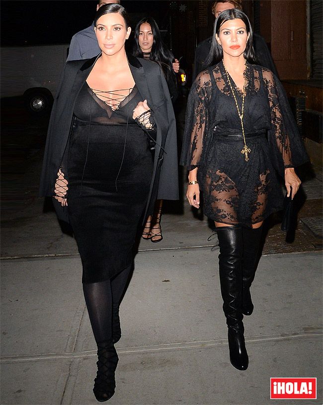 ¡Cuidado que vienen curvas! Flashes, flashes y más flashes que indican que se trata de alguien importante. Sólo podían ser ellas... las hermanas Kardashian, que se convierten en el centro de todas las miradas allá a donde van.
