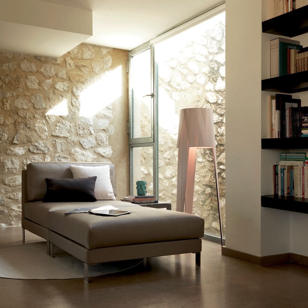 Chaise longue junto a ventana