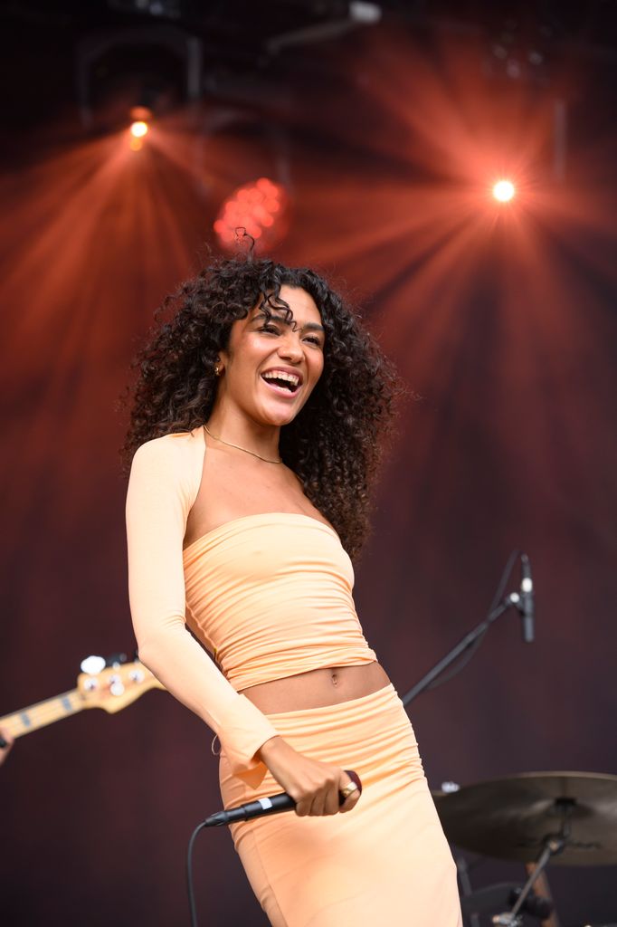 Olivia Dean con look amarillo en París.