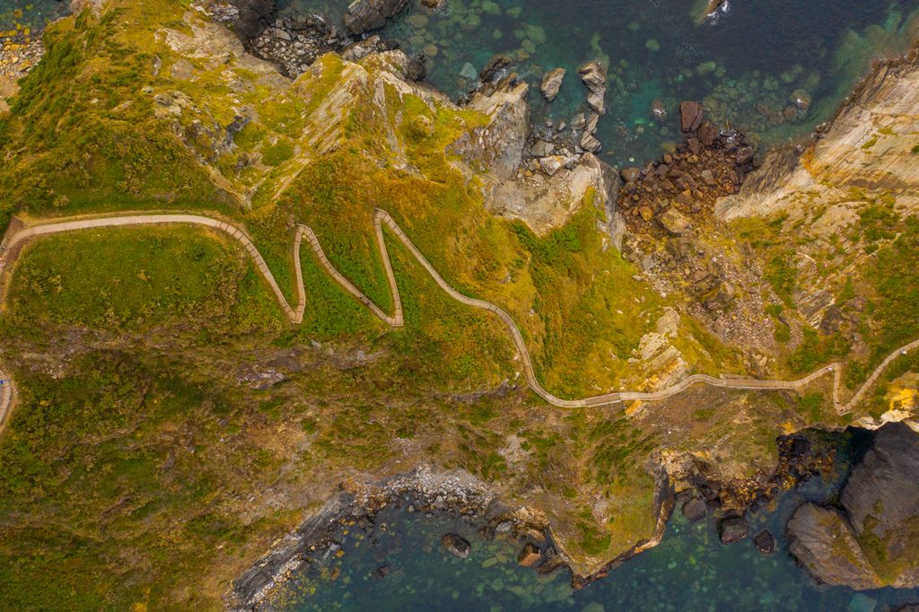 Playas y acantilados junto a O Fuciño do Porco, uno de los miradores más espectaculares de la costa gallega, en Lugo