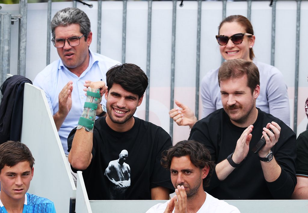 Carlos Alcaraz, acompañado de sus padres, anima a su hermano pequeño, Jaime, de 14 años, en el Mutua Madrid Open