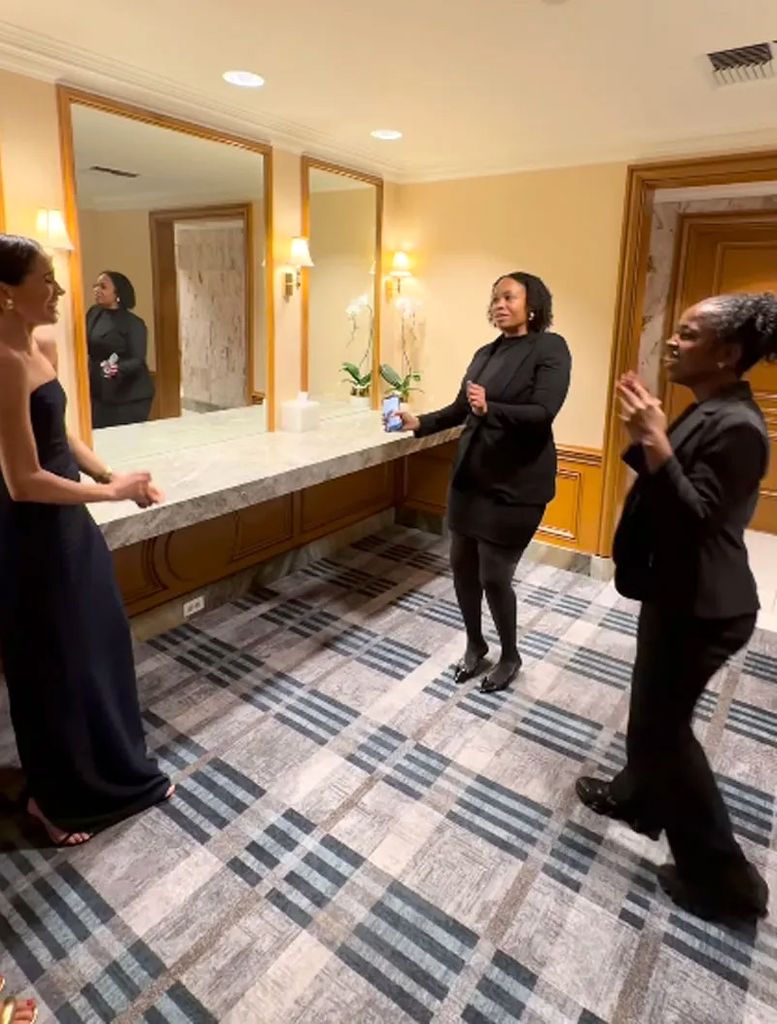 El momento en el que Meghan Markle pilla a las dos chicas bailando en el cuarto de baño