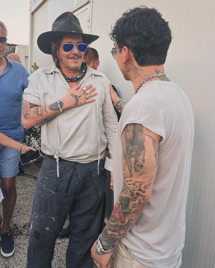 En las imágenes, vemos a Nodal y a Depp muy amigables hablando 