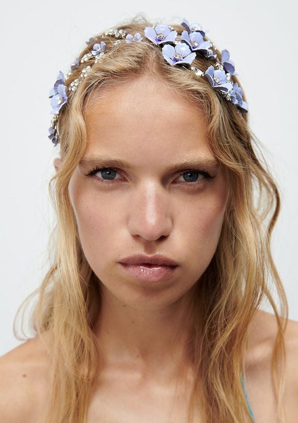 Look con diadema azul de flores