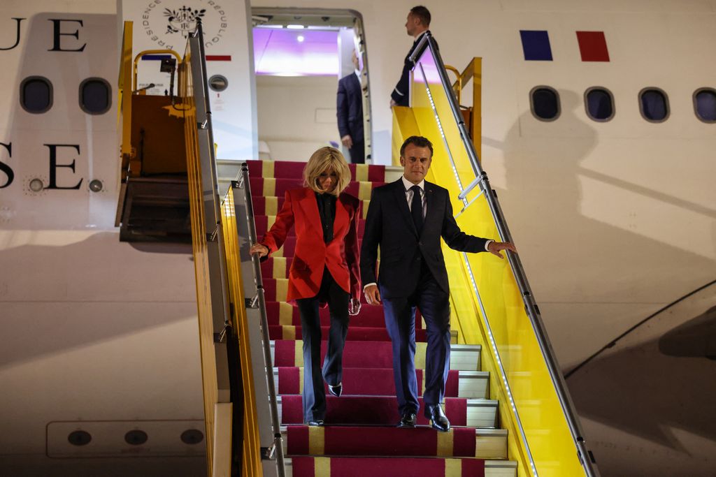 Emmanuel Macron y Brigitte Macron descienden del avión a su llegada al aeropuerto internacional Noi Bai, segundos después de su comentado episodio.