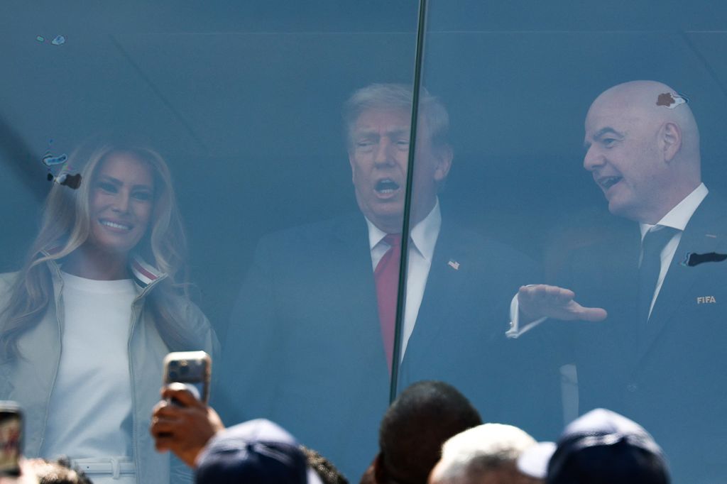 El presidente Donald Trump y la primera dama Melania Trump junto a Gianni Infantino.