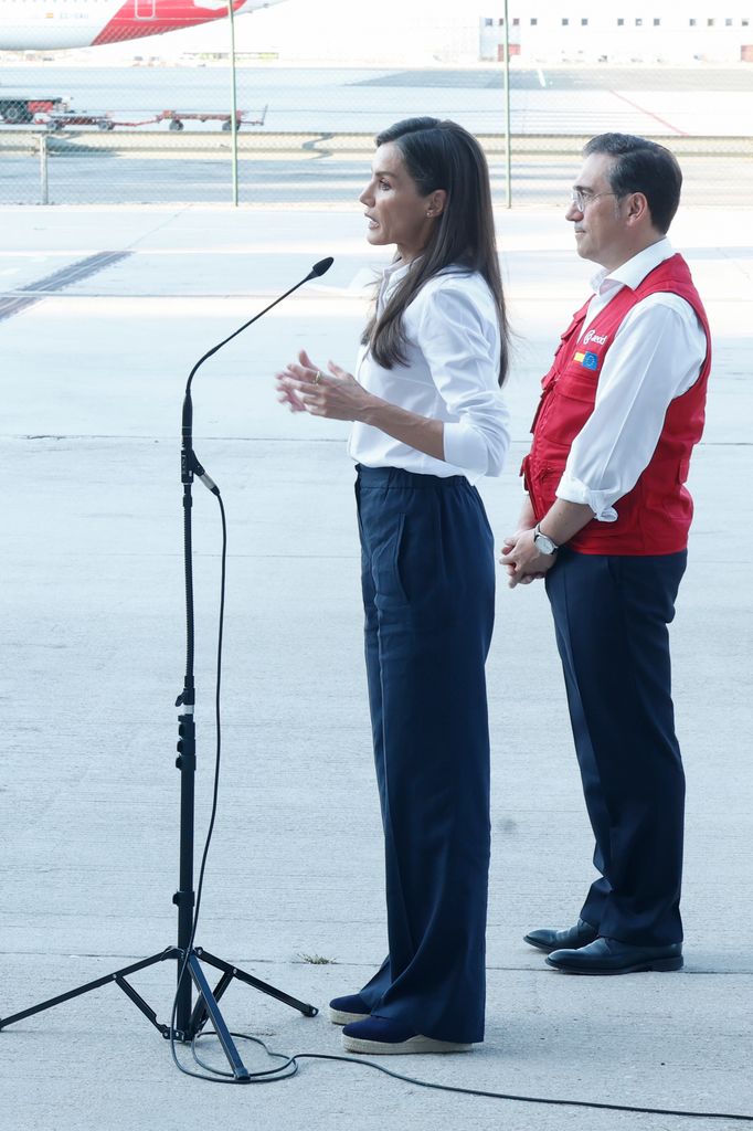 La reina Letizia despide al equipo de emergencias que viaja a Venezuela, en el aeropuerto de Barajas, el 1 de julio de 2026
