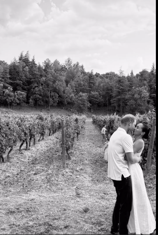 Meghan Markle y el príncipe Harry, besándose entre unos viñedos con Archie al fondo