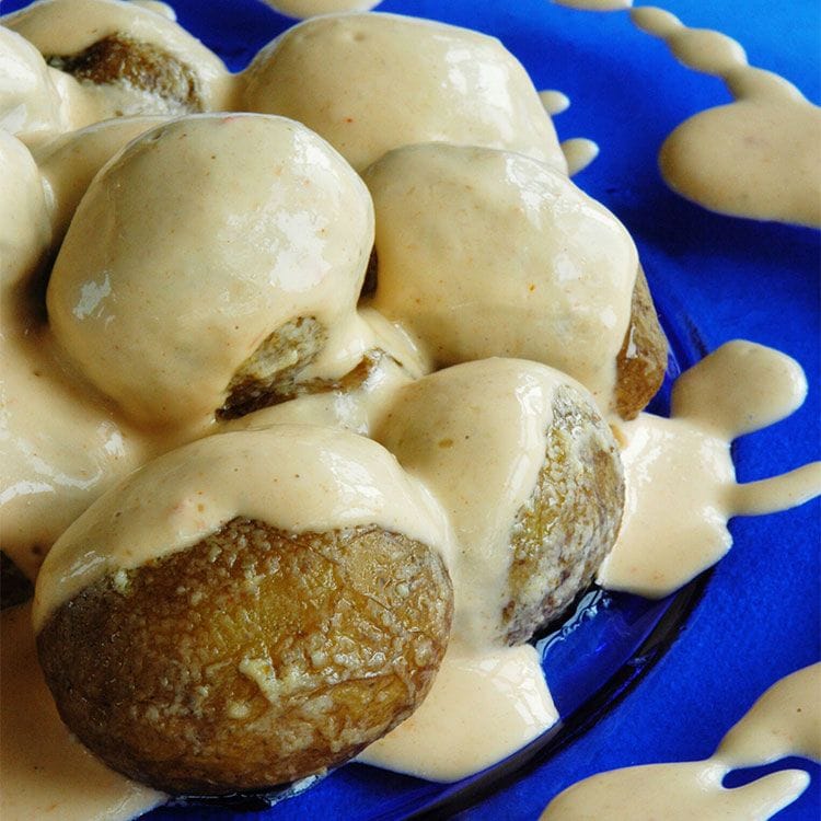 Papas arrugadas con salsa de queso 'cheddar'