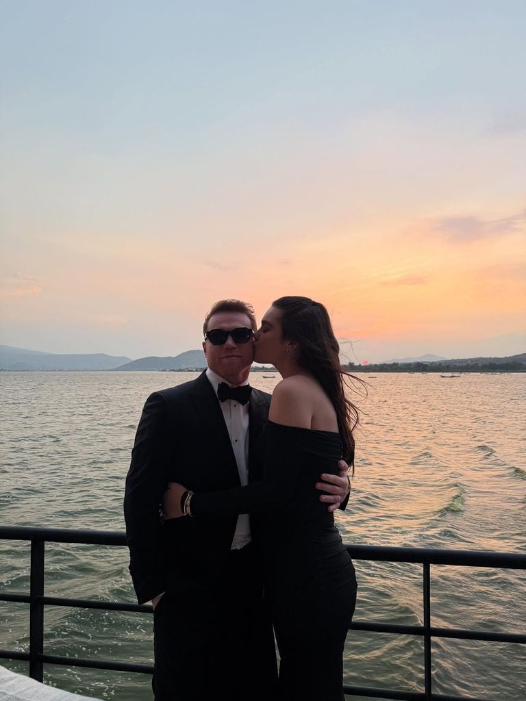 El Canelo y su hija Emily posaron elegantes con looks en negro, él de traje y ella de vestido con escote recto.