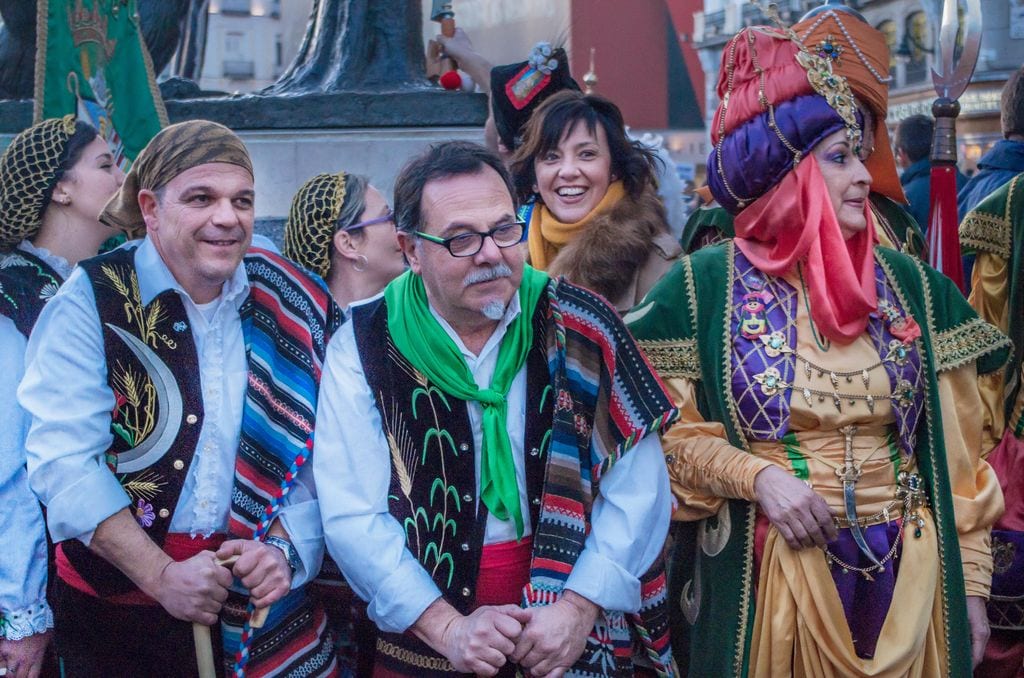 Gente disfrazada durante la fiesta de Moros y cristianos de Villena (Alicante)