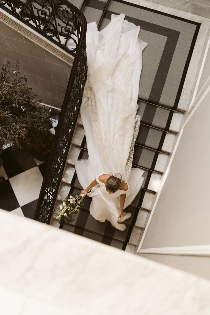 novia con vestido clásico y escote bardot