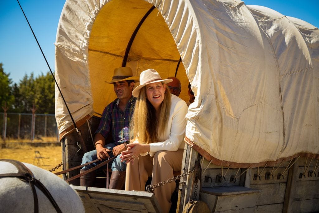 “Cuando el oro desató la locura, el amor marcó el rumbo”: así define Luz Gabás la esencia de una historia donde la pasión y la supervivencia se entrelazan en un mundo hostil