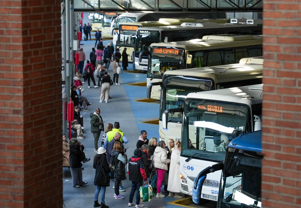 Cientos de trenes de Renfe, Iryo y Ouigo han sido cancelados tras el descarrilamiento, afectando a miles de viajeros