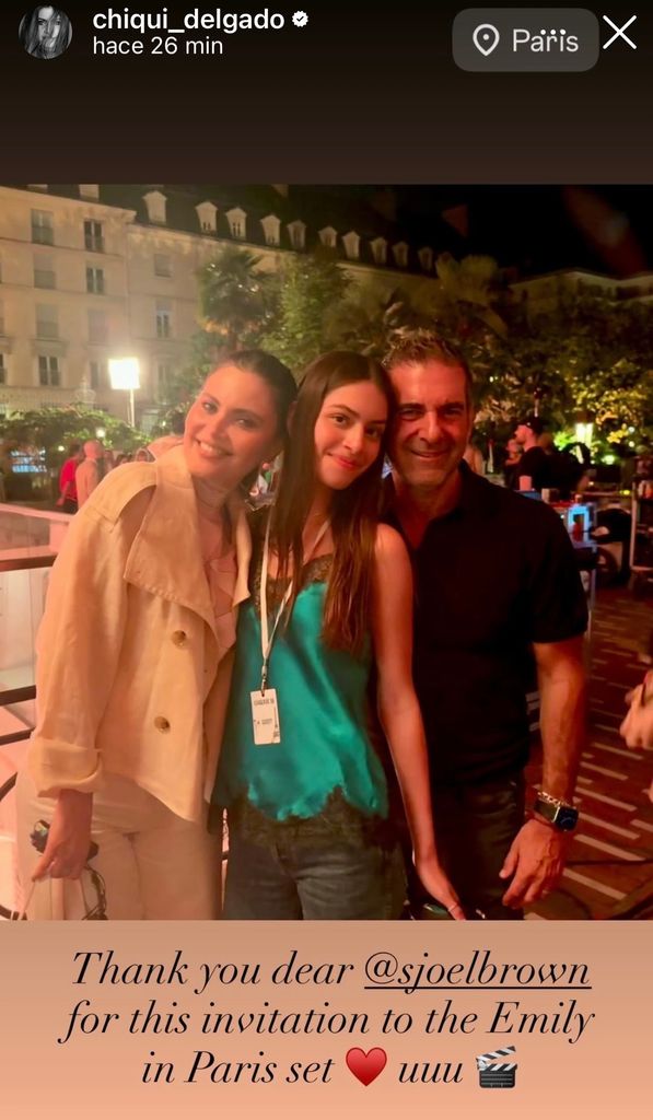 'Chiqui' Delgado con su hija Carlota en el set de 'Emily in Paris'. 