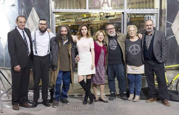 Su cambio se debe a las exigencias del guion de la película 'El bar', que actualmente están grabando
