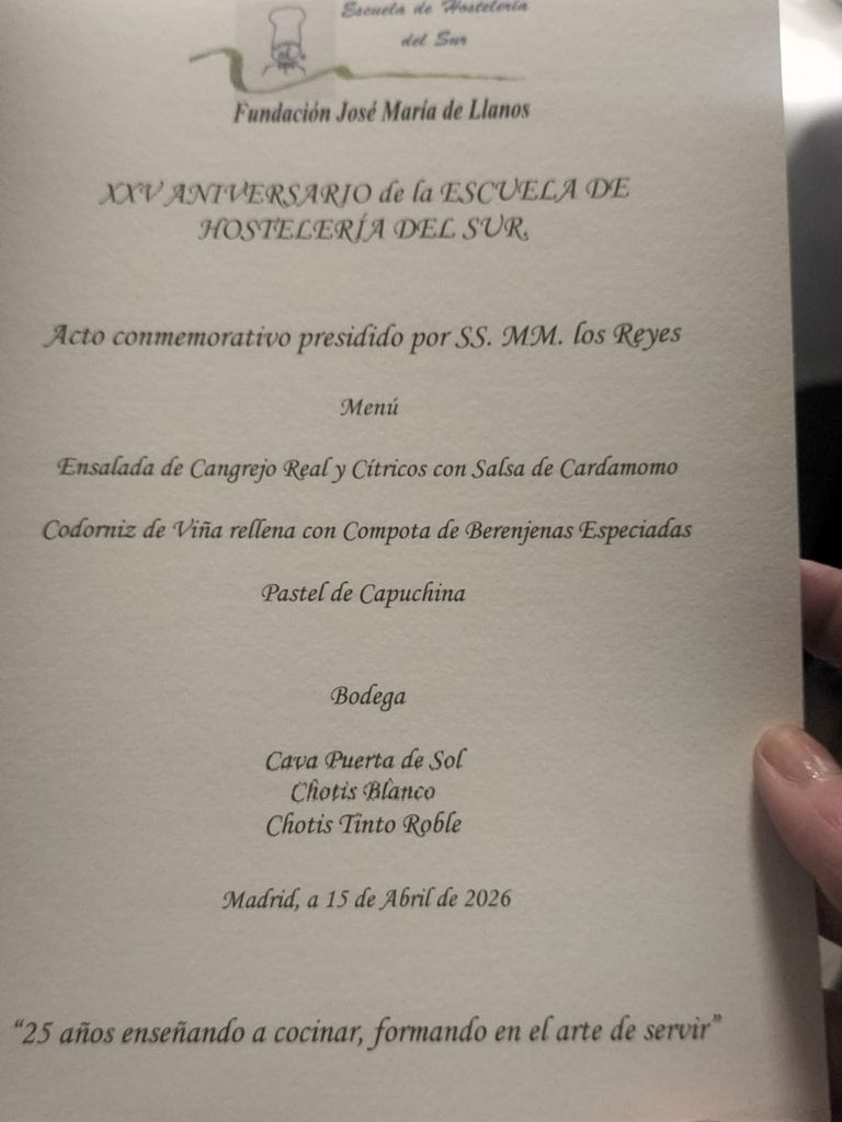 El menú que los  Reyes han comido en la Escuela de Hostelería del Sur a base  de ensalada de cangrejo real y codorniz
