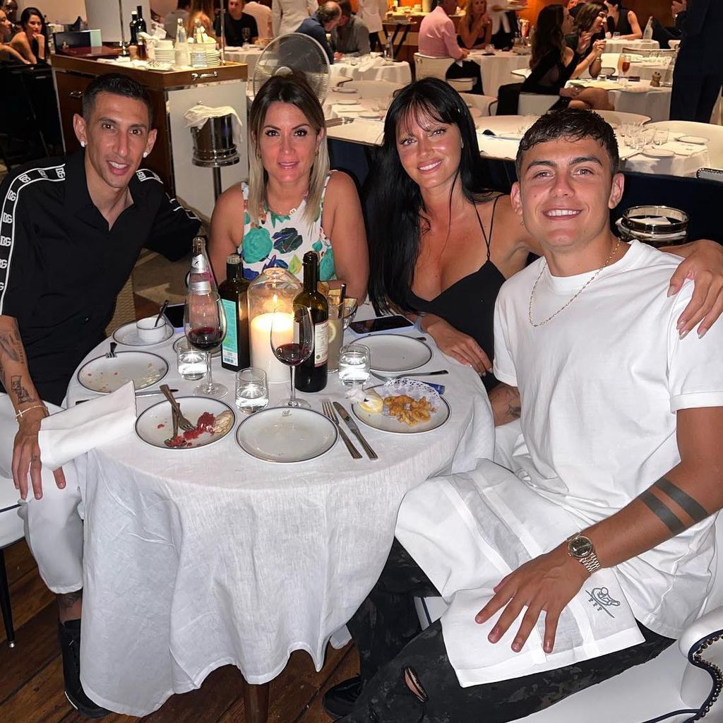 Oriana Sabatini y Paulo Dybala con Ángel Di María y su esposa