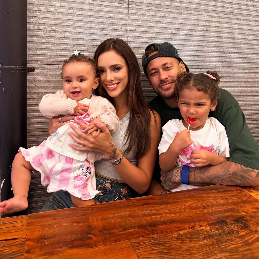 Neymar tiene dos hijas con Bruna Biancardi; Mavie y Mel.
