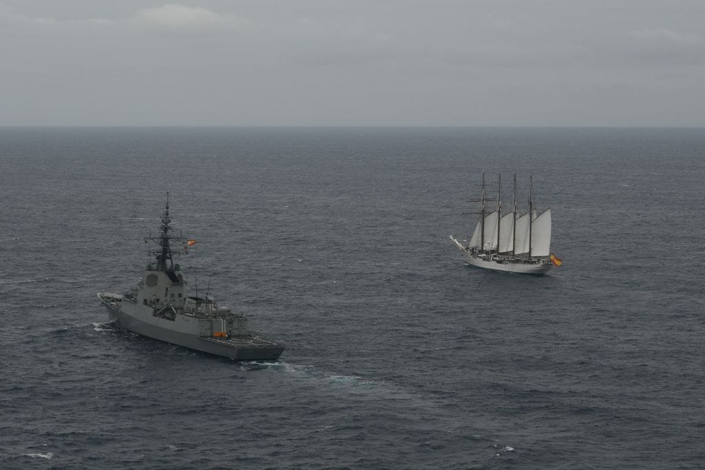 Elcano y la fragata Blas de Lezo en su encuentro en alta mar 