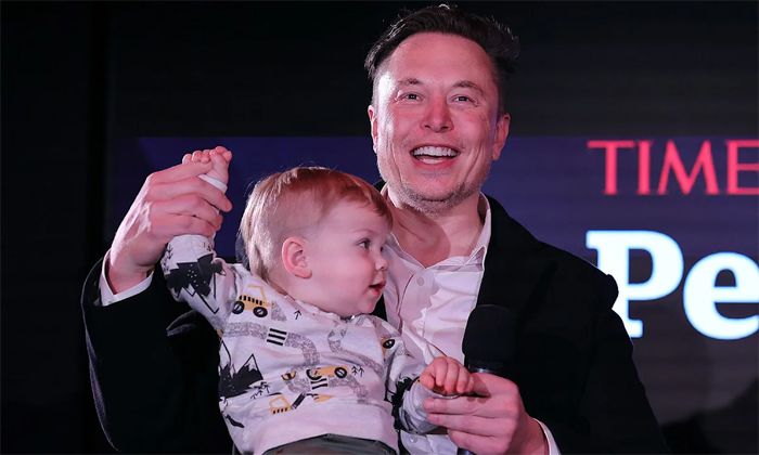 Elon Musk con uno de sus hijos