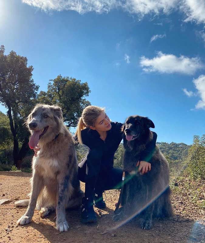 Victoria Iglesias, con dos de sus perros