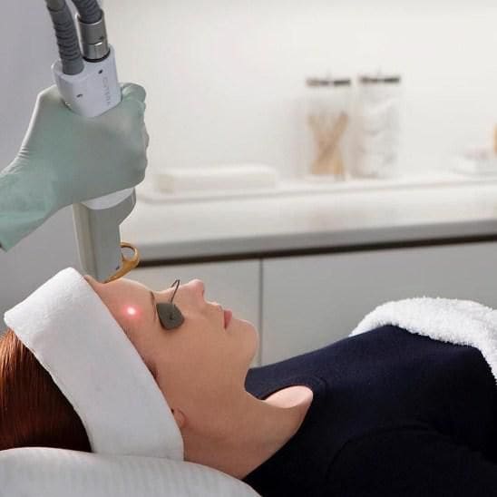 mujer joven recibiendo tratamiento limelight illumino facial