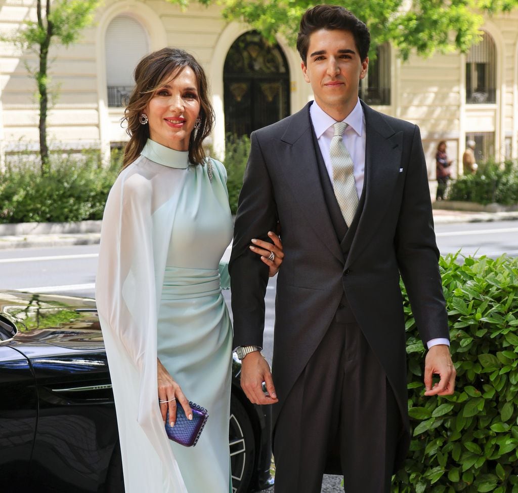 Javier García Obregón y su madre, Paloma Lago, en el día de su boda en Madrid el 1 de mayo de 2024