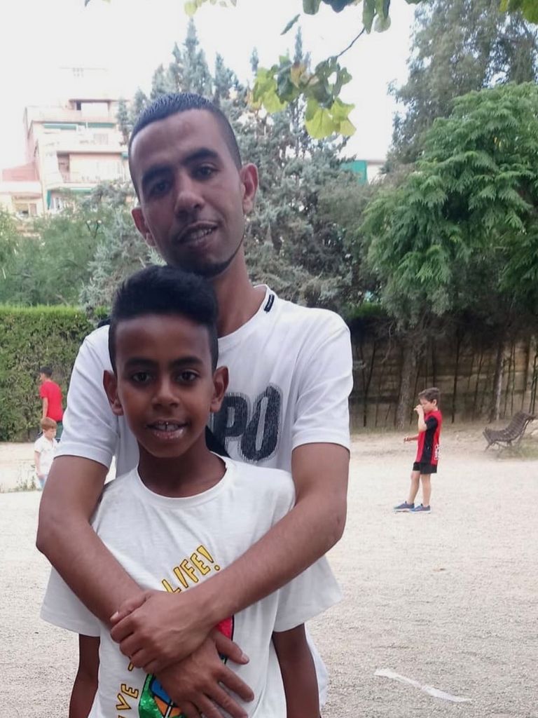 Una foto del baúl de los recuerdos, Lamine Yamal de niño junto a su padre.