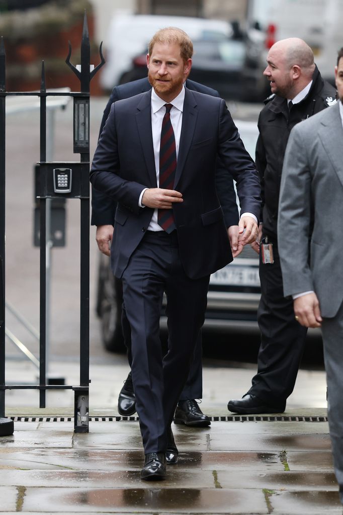 Harry llega al tribunal (imagen tomada el 22 de enero del 2026) para su enfrentamiento con Associated Newspapers Ltd en una demanda conjunta con otras personalidades como Elton John y Elizabeth Hurley por la publicación, por parte de Daily Mail, de información supuestamente obtenida a través de métodos ilegales