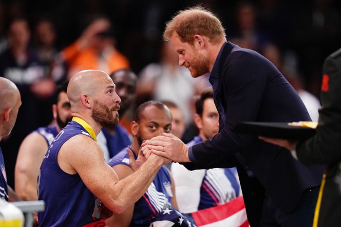Príncipe Harry y el rey Guillermo de Holanda, juntos en la final de los Juegos Invictus
