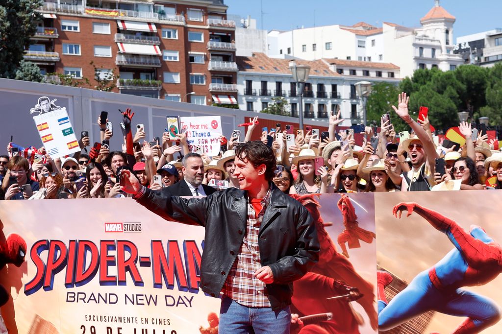 El británico ha acudido a la 'fan zone' de España en la Plaza de Colón para mandar ánimos a 'La Roja'