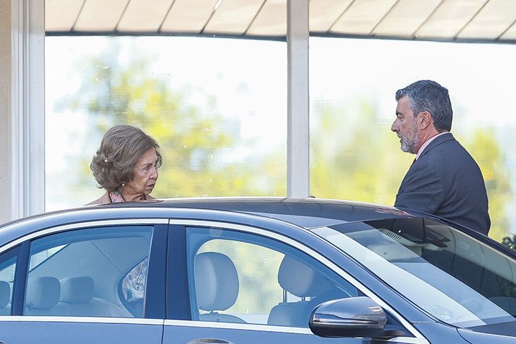 Doña Sofía, con su equipo de seguridad
