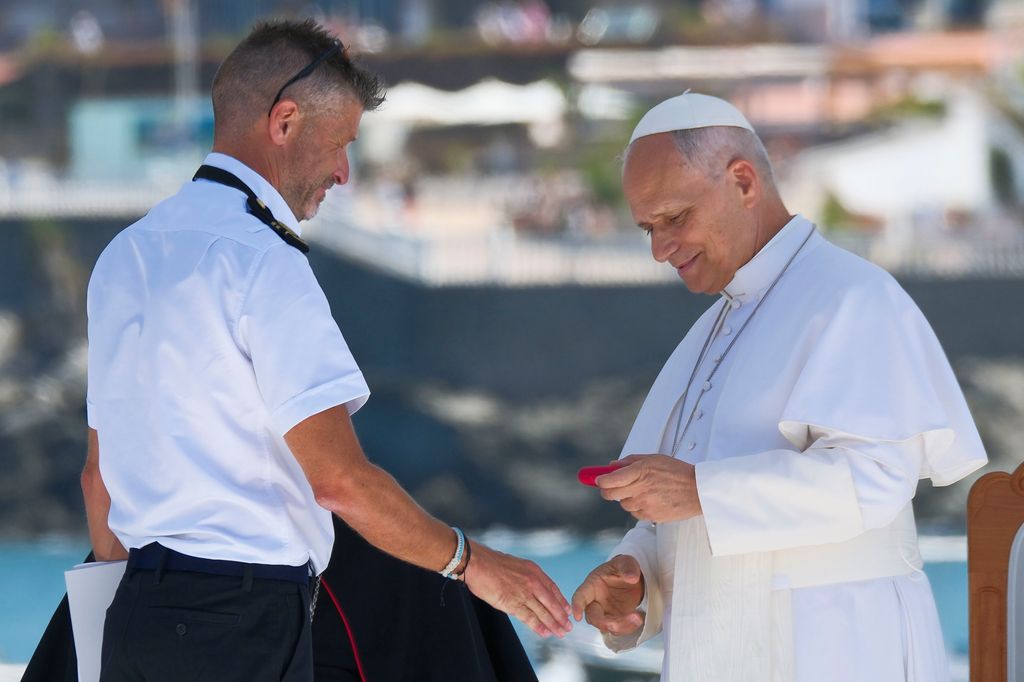 El papa León XIV y Tito Villarmea, capitán de la guardamar Urania de Salvamento Marítimo