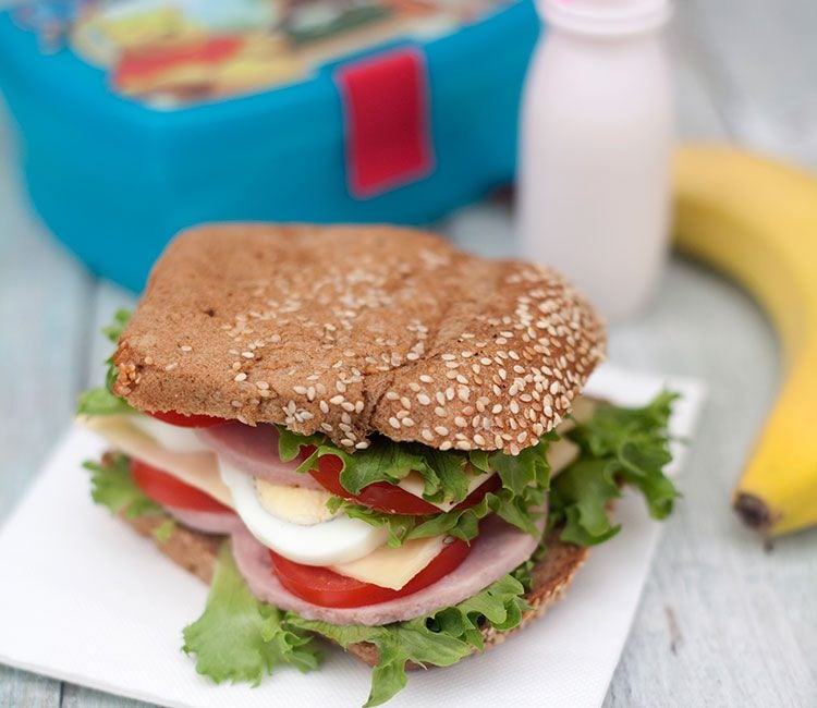 bocadillo-de-pavo-queso-huevo-y-tomate